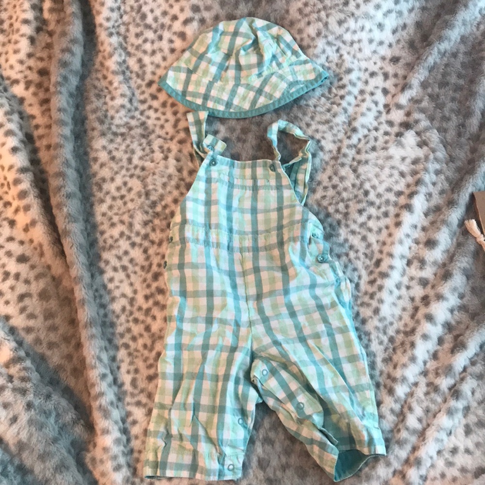 Baby gap /new born overalls and hat
